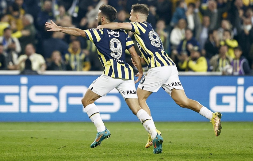 Rossi köşeyi gördü, Fenerbahçe liderliğe oturdu!