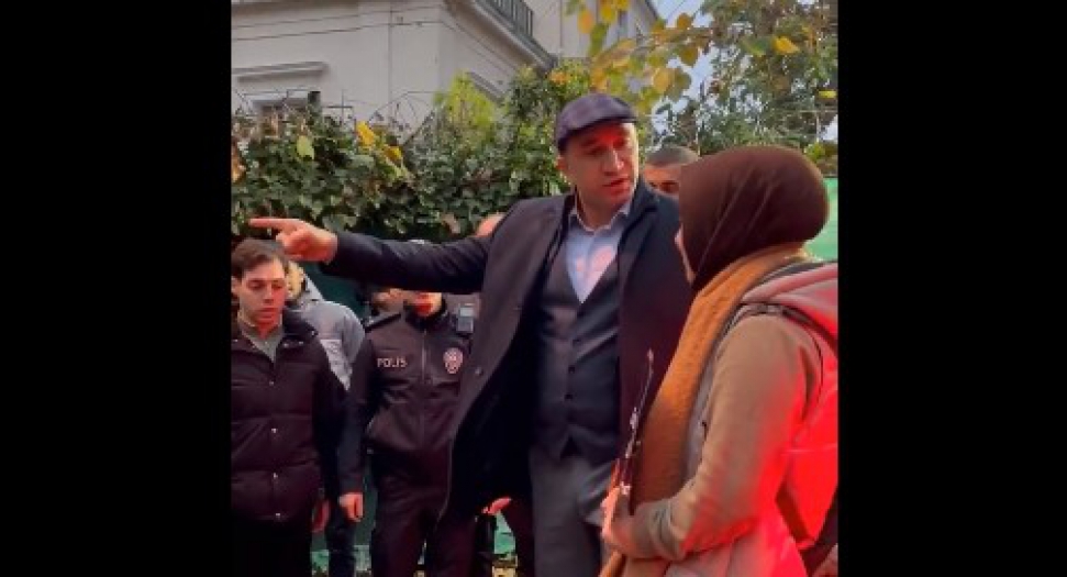 Açıklama yeterli değil!.. Bu Gençlerden özür dilenmeli!.. Polis, Çin Konsolosluğu önünde Uygur Türkü Gençleri sınır dışı etmekle tehdit etti..