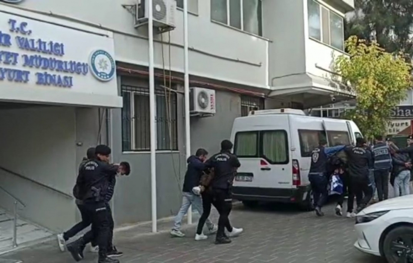 İzmir'de sahte site tasarlayıp vatandaşları 2 milyon lira dolandıran şebeke çökertildi