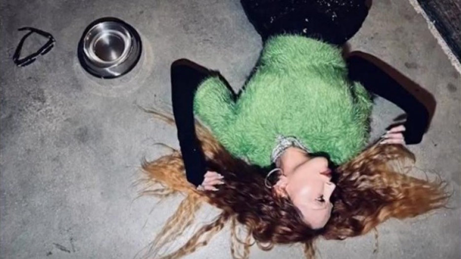 Köpek taklidi yapan Madonna mama kabından su içti: "Tuhaf ve utanç verici"