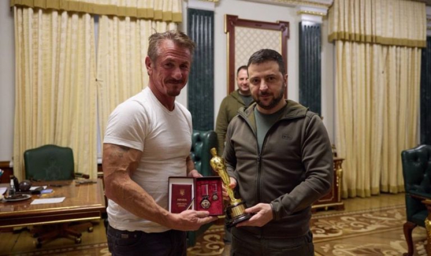 Ünlü ABD'li yönetmen Sean Penn, Oscar ödülünü Zelenskıy'e verdi