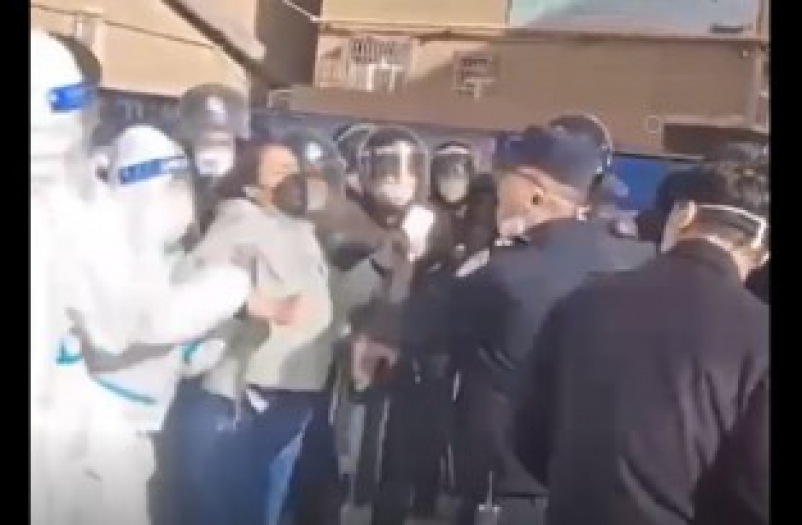 Urumçi’deki yangın sonrası başlayan "karantinaya hayır" protestoları çığ gibi büyüyor!