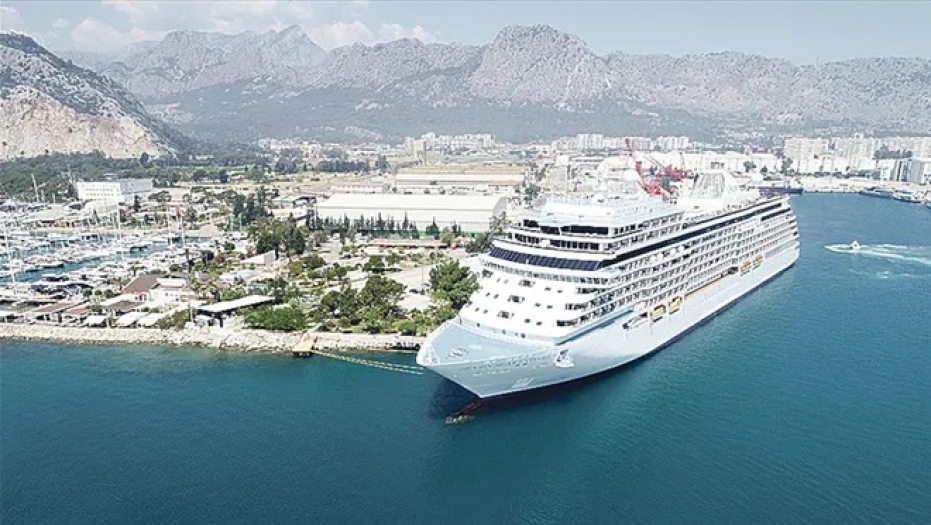 Antalya Limanı'na kruvaziyerlerle 30 bin turist geldi