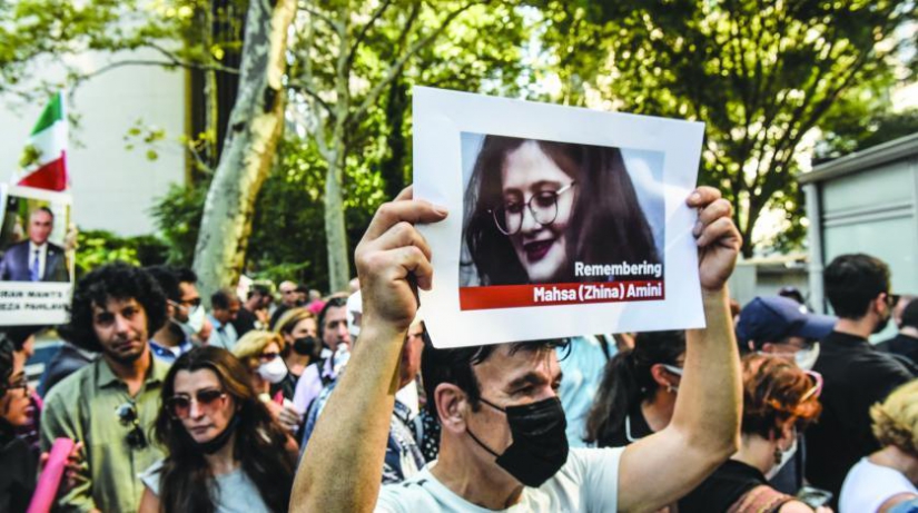 İran’da tartışmalı ahlak polisi feshedildi