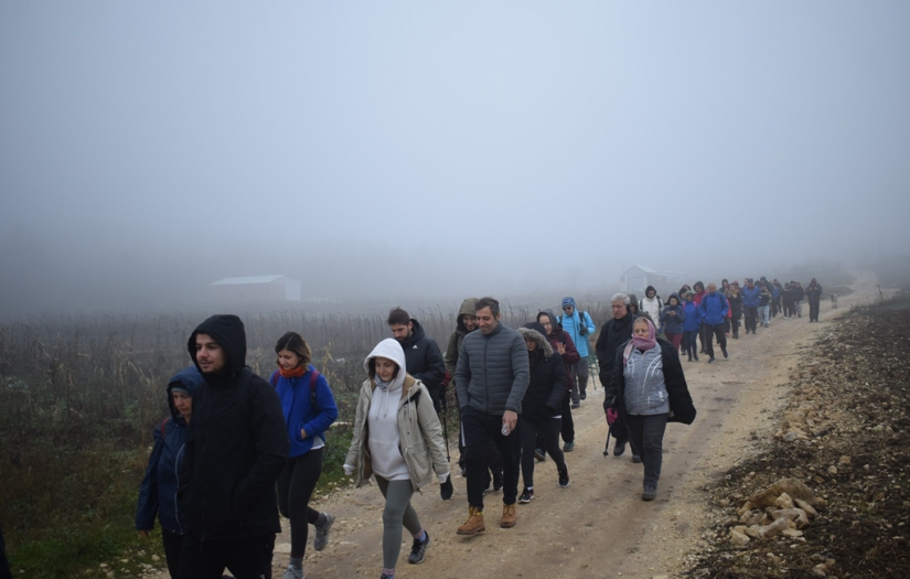 Sisli havada doğa yürüyüşü