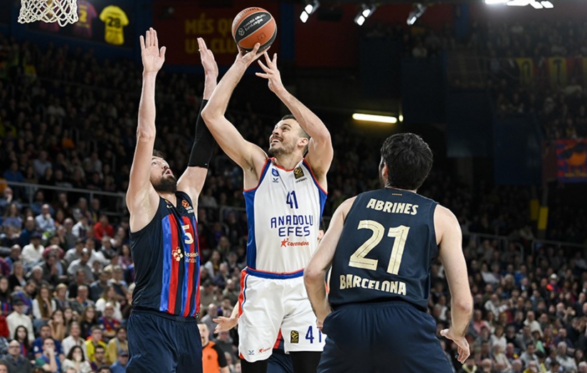 Anadolu Efes, Barcelona'yı  deplasmanda devirdi!