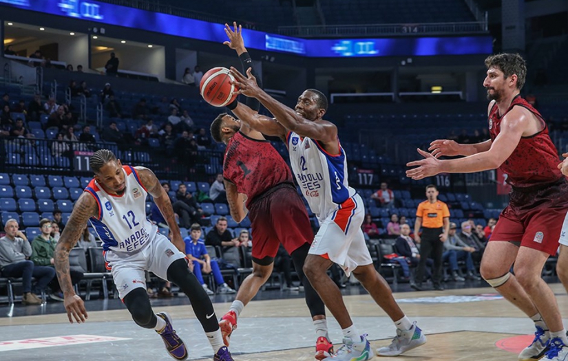 Anadolu Efes evinde kazandı!
