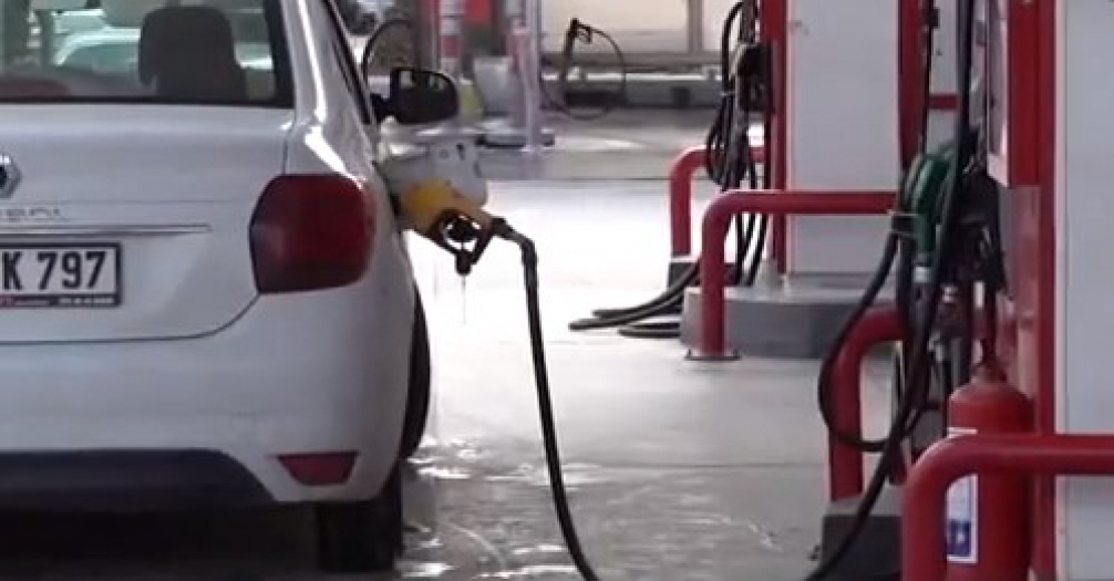 Bu gece yarısından itibaren motorine 1 lira 5 kuruş zam gelmesi bekleniyor