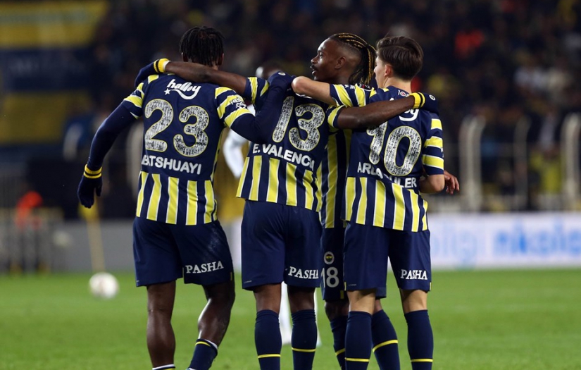 Fenerbahçe şampiyonluk yarışını bırakmıyor