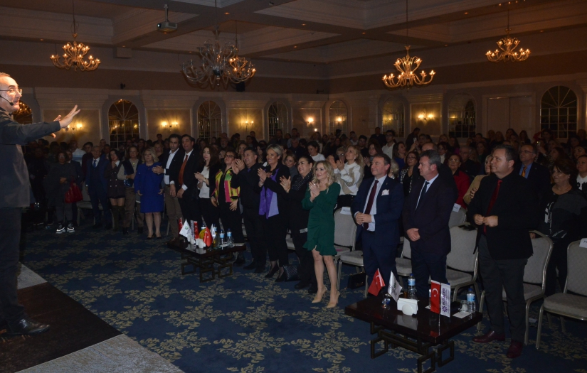 Sunay Akın "Yüz Yüze" adlı gösterisiyle Busader'in konuğu oldu