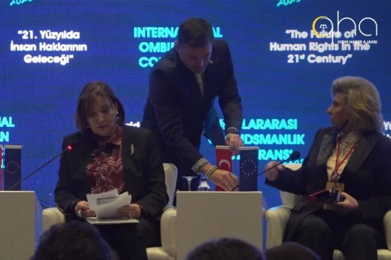 Ukrayna Ombudsmanı Lubinets'ten Rus mevkidaşına Türk bayrağı dersi