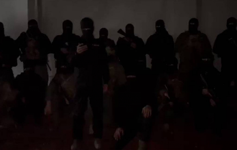 Ülkemizde neler oluyor yine? Silahlı ve maskeli bir grup tekbir getirerek açıklama yaptı: "Alaattin Çakıcı reisimiz ne derse onu yaparız"