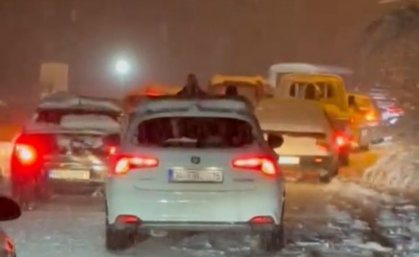 Karın tadını çıkarmak isteyen Bursalılar, "tipi kabusu" yaşadılar