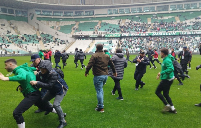 Bursaspor – Amedspor maçına 40 bin taraftarın olayları damga vurdu!