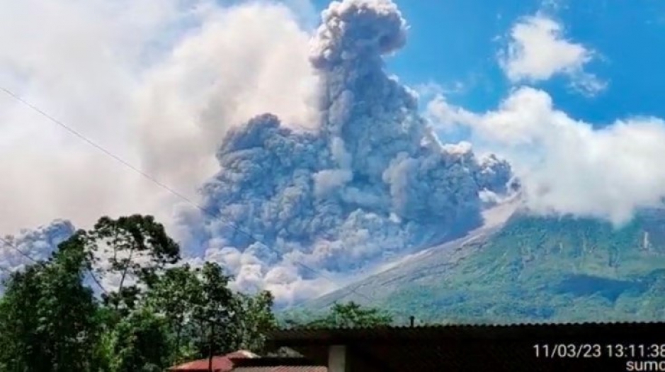 Reuters: Endonezya'nın Merapi yanardağı patladı