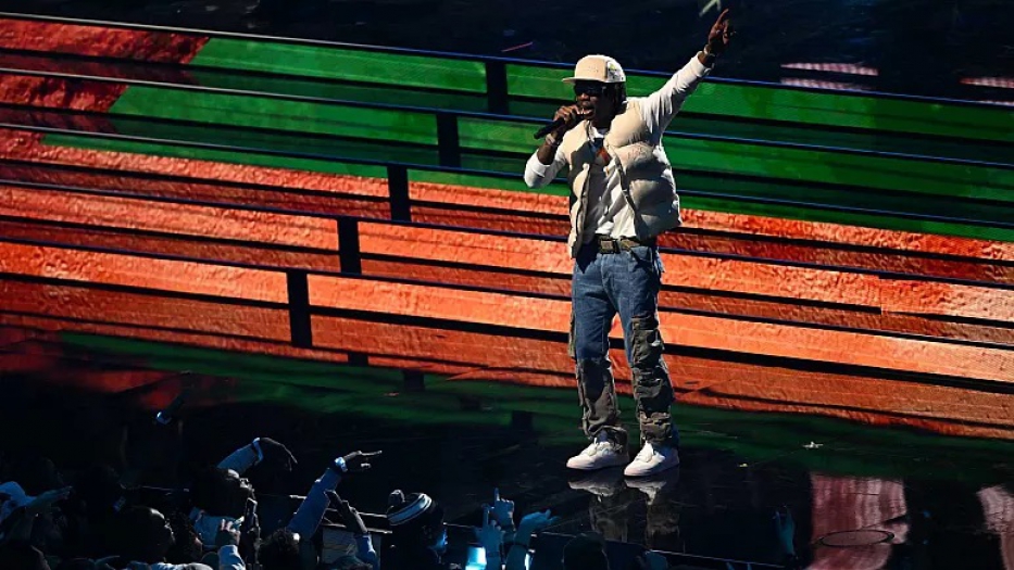 İran’da başörtü takmadan sokakta dans eden 5 genç kız tutuklandı