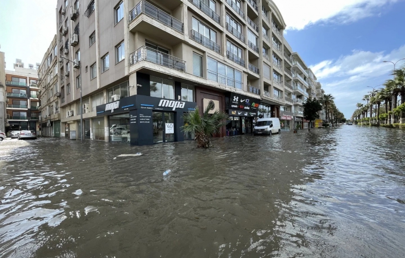 İskenderun'u hem sel hem de lodos vurdu. Caddeler su altında kaldı