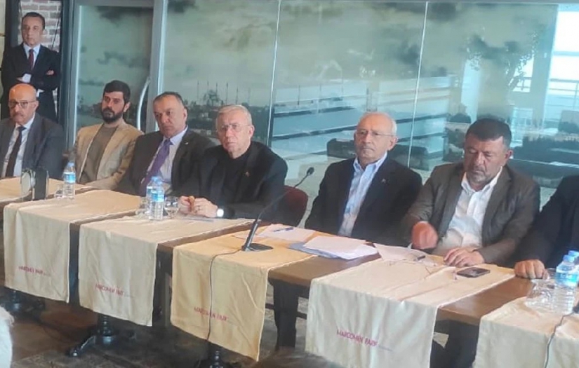 Kemal Kılıçdaroğlu, deprem bölgesinde ziyaretlerde bulunuyor