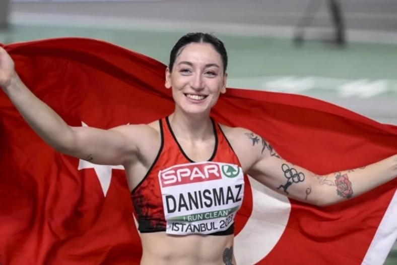 Milli Atletimiz Tuğba Danışmaz, Türkiye rekoru kırarak altın madalya kazandı