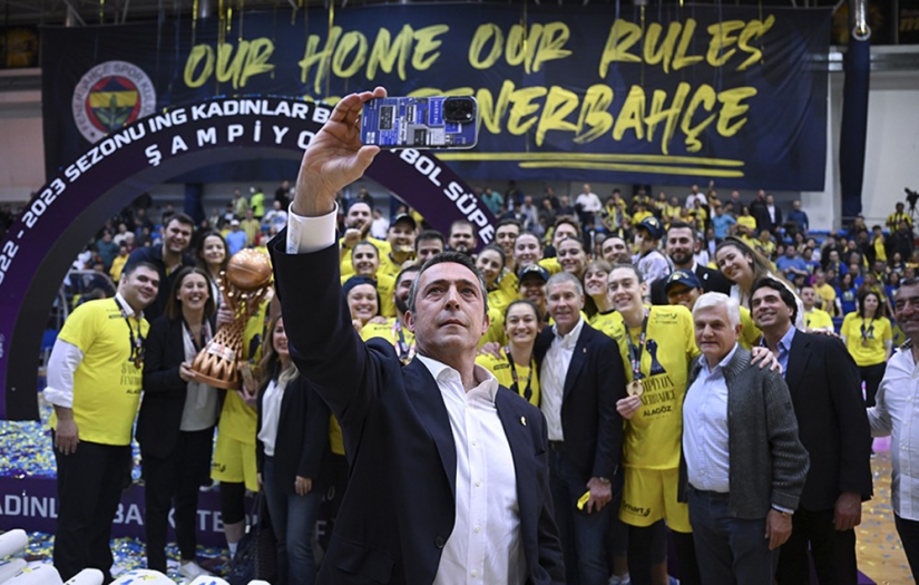 Başkan Ali Koç'tan oyuncularıyla "Şampiyonluk Selfiesi"