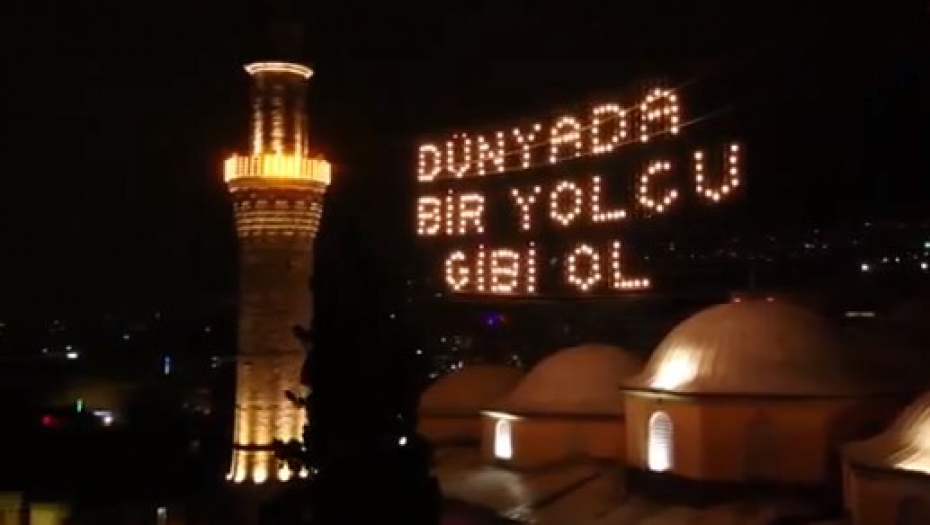 Bursa Ulu Camii'de asılı Ramazan mahyası değiştirildi: "Dünyada bir yolcu gibi ol"