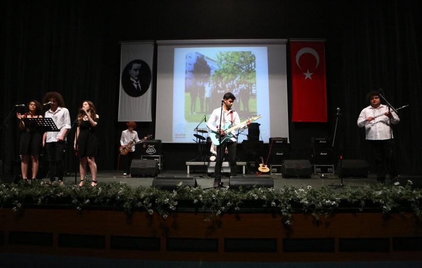 Cumhuriyetin 100. yılında sahne gençlerin