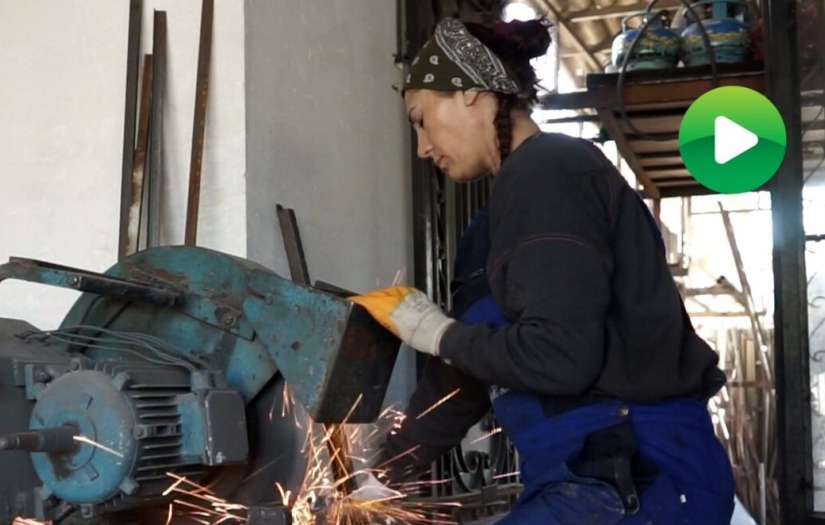 Demire şekil veren kadın