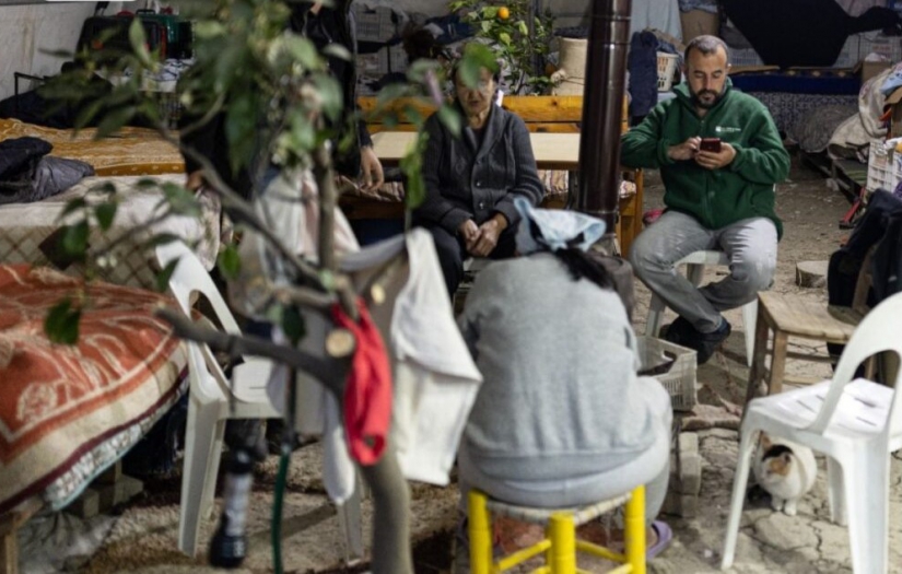 Hatay’da bir aile, 100’e yakın depremzede hayvanla çadırını paylaşıyor