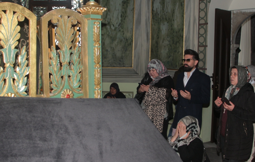 Sanatçı Mehmet Çevik Emir Sultan Hazretleri'nin huzurunda