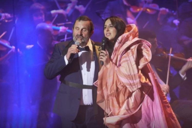 Camala, Kırım Tatar halk türküsünü Ukrayna Ulusal Operası sahnesinde babasıyla söyledi
