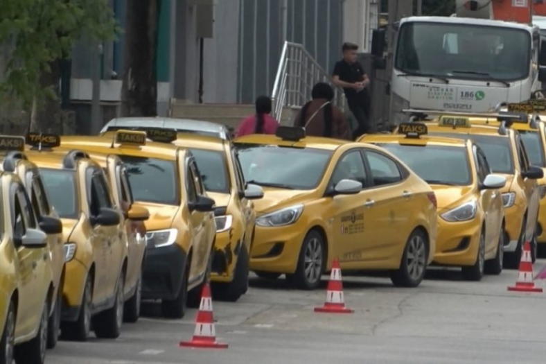 Bursa'da taksi ücretlerine yüzde 48 zam geldi. Taksiciler taksimetre güncelleme kuyruğuna girdiler