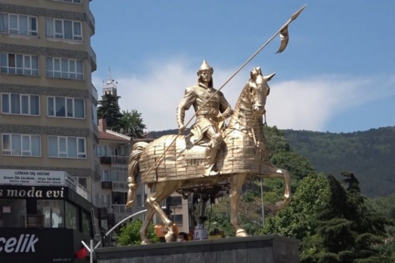 Bursa'nın tarihi simgelerinden "Osmangazi Heykeli" yenilendi