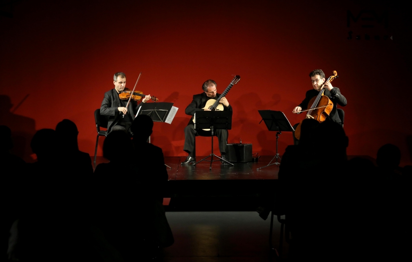 Keman ve çellonun gitarla muhteşem buluşması