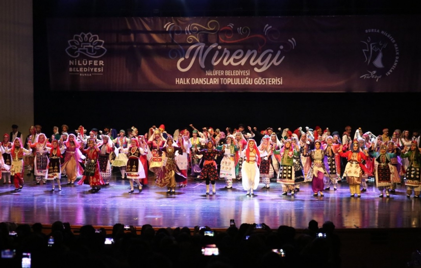 Nilüfer Halk Dansları Topluluğu “Nirengi” ile büyüledi