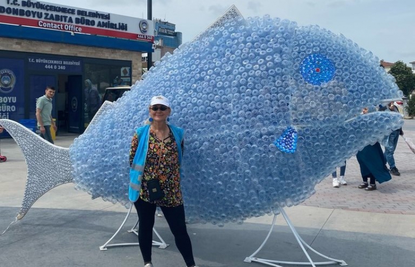 Pet şişelerden balık heykeli yaptı