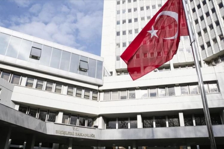 Türkiye'den Türk bayrağının yakıldığı İsviçre'deki çirkin provokasyona tepki!