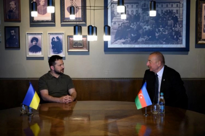 Zelenskıy ile Aliyev, Moldova'da bir araya geldi