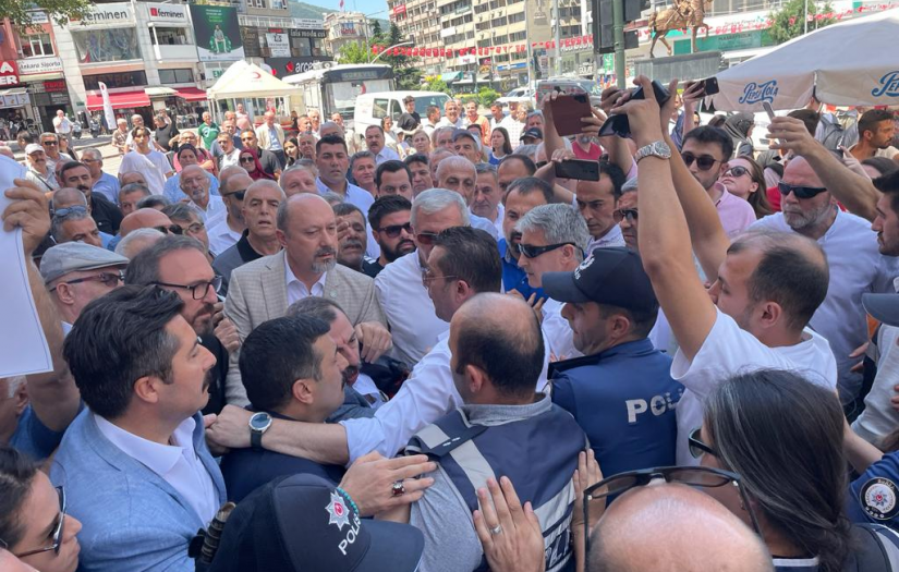 Bursa İYİ Partililerin zam protestolarına polis engel oldu
