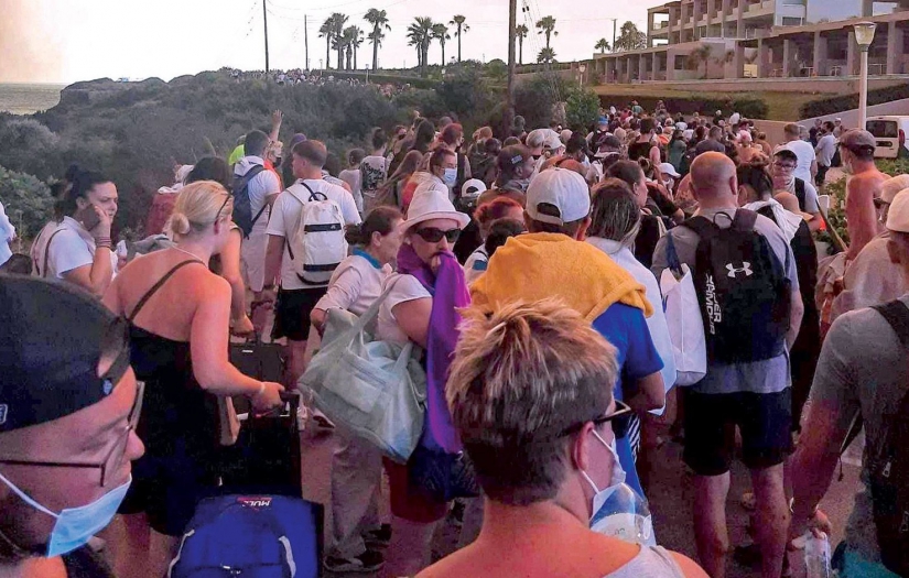 Dünya aşırı sıcaklar ve yangınlarla mücadele ediyor: Yunanistan tarihinin en büyük tahliyesini gerçekleştirdi