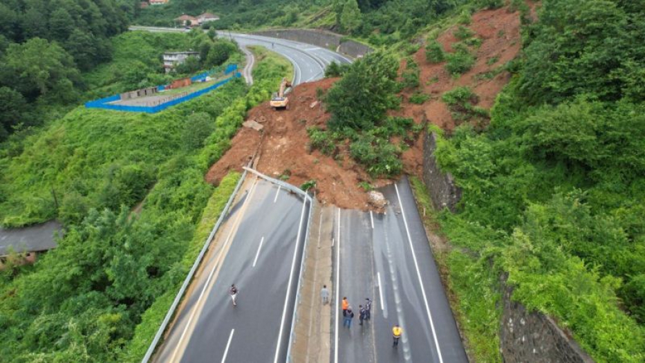 Karadeniz'de sel ve heyelan: 11 noktada yol açma ve temizleme çalışmaları devam ediyor