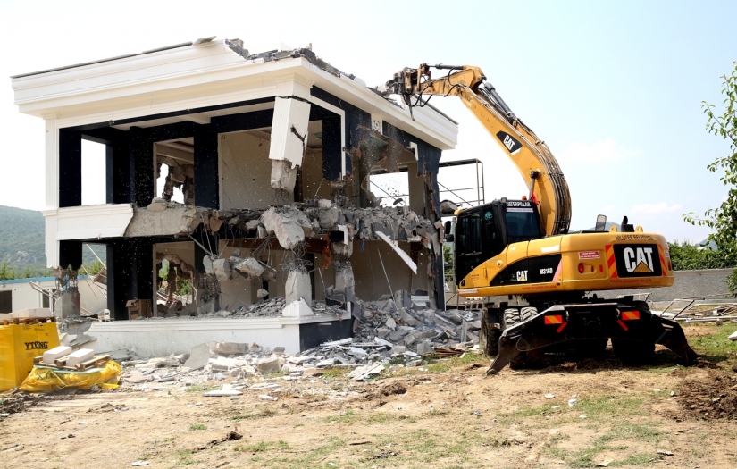 Tarım arazisine yapılan lüks yapı yerle bir edildi