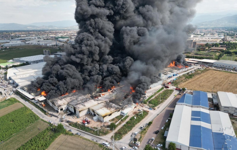 Bursa'nın İnegöl ilçesinde büyük yangın!  Alevler 10 fabrikaya yayıldı