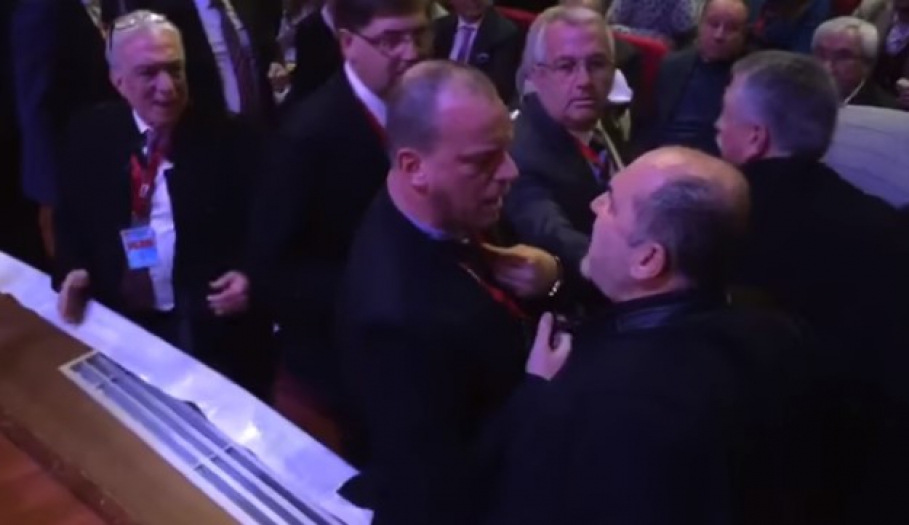 CHP İlçe Kongresinde Kavga Çıktı! Küfürler Havada Uçuştu