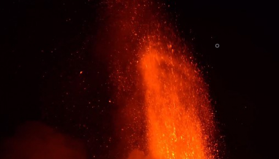 Etna Yanardağı'nda patlama: Tüm uçuşlar durduruldu