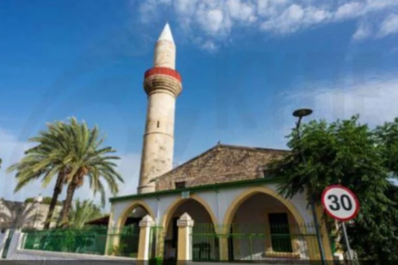 Güney Kıbrıs Rum Yönetimi topraklarında bulunan camiye hain saldırı!
