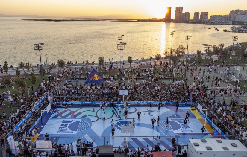 İzmir’de basketbol tutkunları smaç gösterisinde buluştu