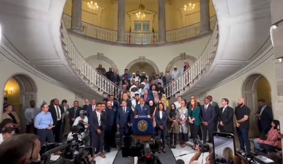 Türk dostu başkan New York'ta ezana izin verdi