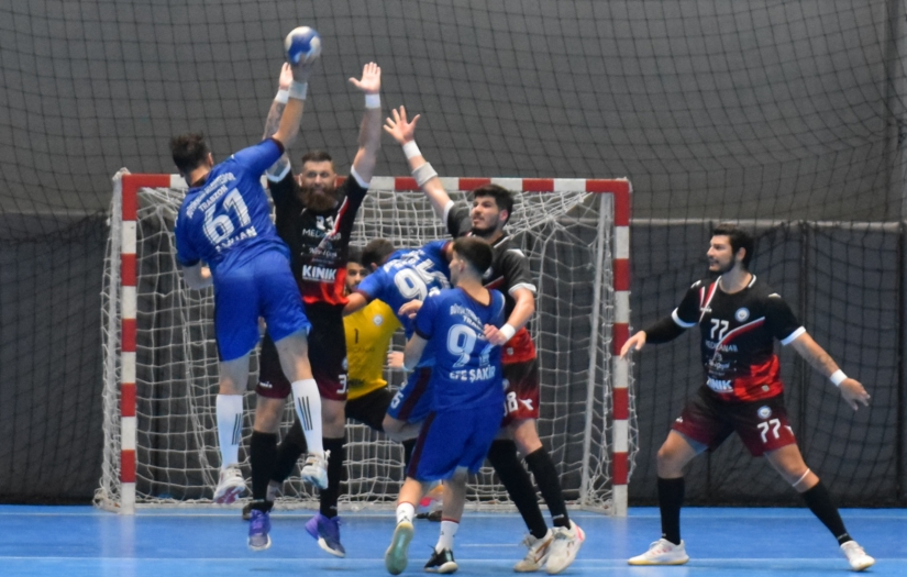 Çekişmeli hentbol maçın galibi Nilüfer Belediyespor