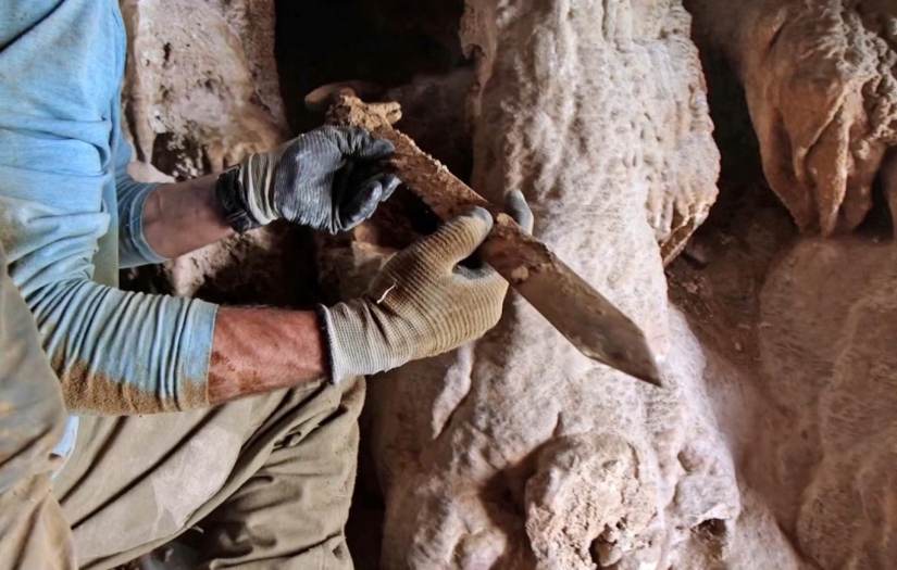 Ölü Deniz'deki mağarada 1900 yıllık Roma kılıçları bulundu