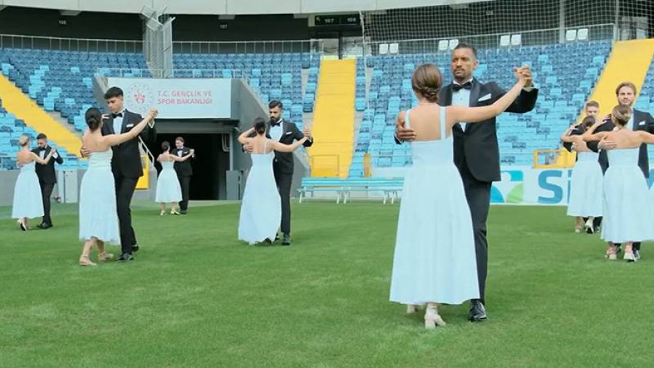 Adana Demirsporlu futbolculardan "Cumhuriyet valsi"